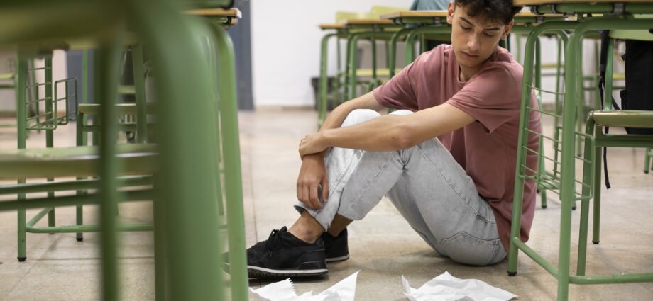 Picchiato nei bagni della scuola: 40 giorni di prognosi a studente di 13 anni